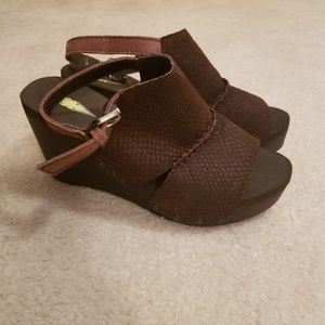 Size 7 Volatile Wedges